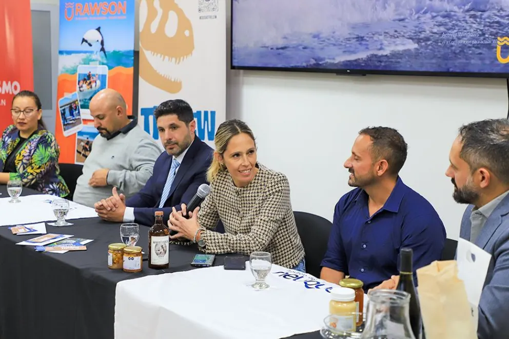 Integración regional: la Comarca Península Valdés promocionó en Neuquén la temporada de ballenas