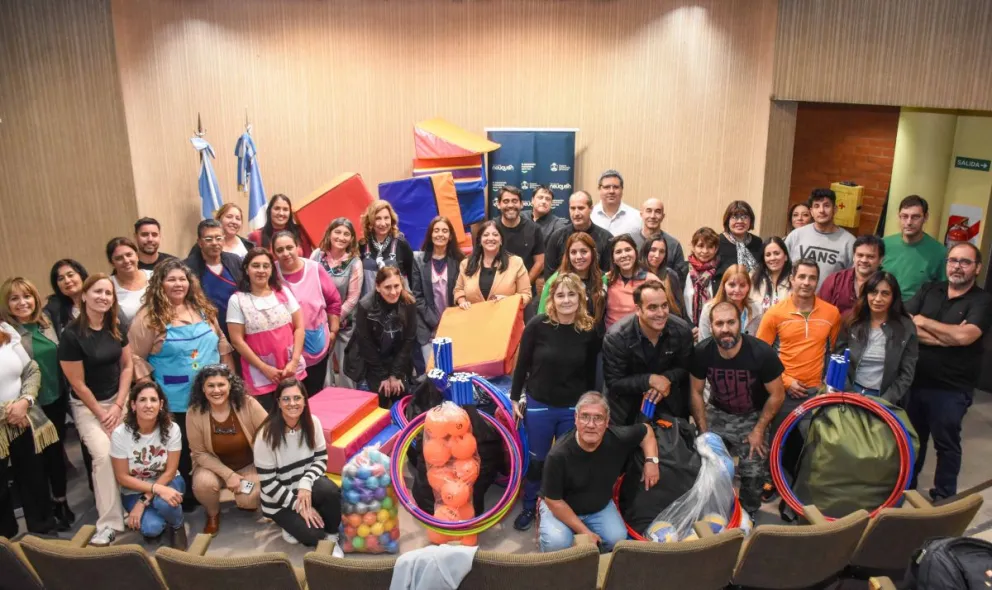 Entrega histórica de material de educación física a escuelas de toda la provincia