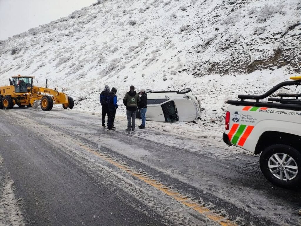 Asistencia de la Secretaría de Emergencias ante el vuelvo de un vehículo en Confluencia Traful